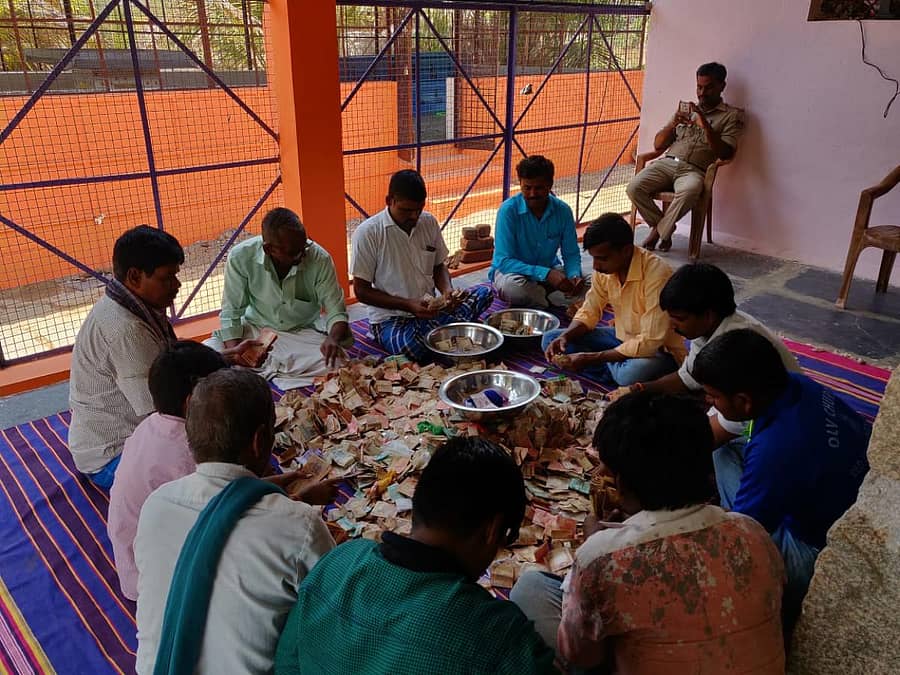 ಬುಕ್ಕಸಾಗರದ ಏಳು ಹೆಡೆ ನಾಗಪ್ಪ ದೇವಸ್ಥಾನದ ಹುಂಡಿ ಹಣದ ಎಣಿಕೆ ಕಾರ್ಯ ಸೋಮವಾರ ನಡೆಯಿತು