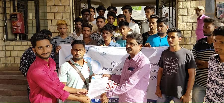 ‘ಕ್ಯಾಂಪಸ್ ಫ್ರಂಟ್ ಆಫ್ ಇಂಡಿಯಾ’ ಕಾರ್ಯಕರ್ತರು ಪ್ರತಿಭಟನೆ ನಡೆಸಿ, ತಹಶೀಲ್ದಾರ್ಗೆ ಮನವಿ ಪತ್ರ ಸಲ್ಲಿಸಿದರು