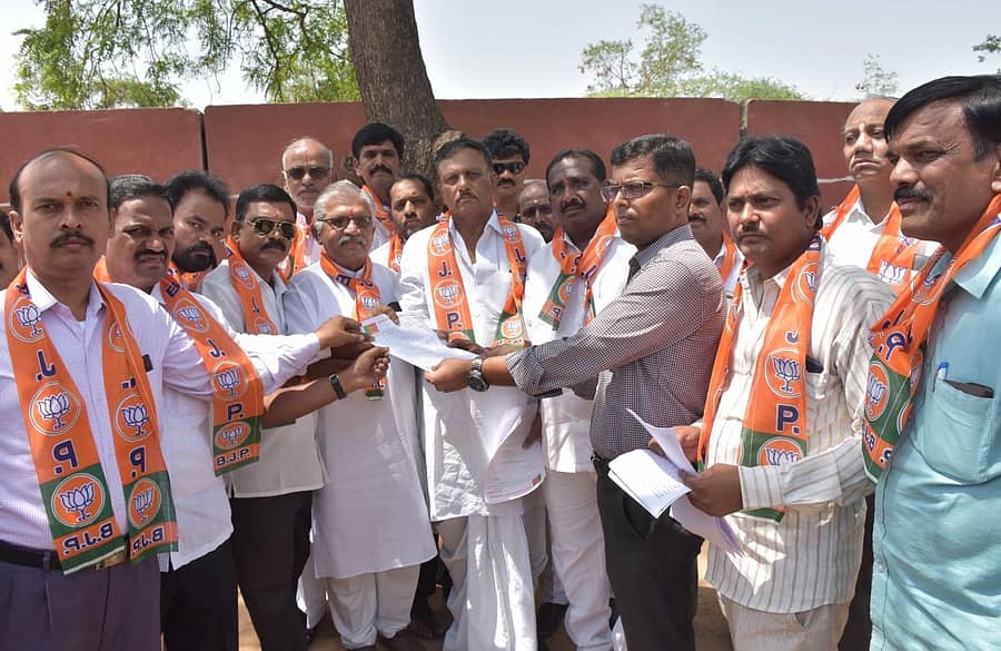 ರಾಯಚೂರಿನಲ್ಲಿ ಬಿಜೆಪಿ ಜಿಲ್ಲಾ ಘಕಟದ ಸದಸ್ಯರು ಗೃಹ ಸಚಿವರ ವಿರುದ್ಧ ಕ್ರಮ ಜರುಗಿಸಬೇಕು ಎಂದು ಒತ್ತಾಯಿಸಿ ಜಿಲ್ಲಾಡಳಿತ ಅಧಿಕಾರಿ ಮೂಲಕ ರಾಜ್ಯಪಾಲರಿಗೆ ಸೋಮವಾರ ಮನವಿ ಸಲ್ಲಿಸಿದರು