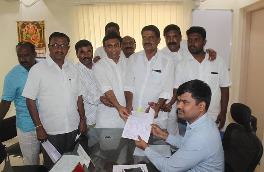 ಚಿಕ್ಕಬಳ್ಳಾಪುರದ ಕೆ.ವಿ.ನಾಗರಾಜ್ ಅವರು ಶಾಸಕ ಕೆ.ಸುಧಾಕರ್ ನೇತೃತ್ವದಲ್ಲಿ ಕೋಲಾರದಲ್ಲಿ ಸೋಮವಾರ ಕೋಚಿಮುಲ್ ಆಡಳಿತ ಮಂಡಳಿಯ ನಿರ್ದೇಶಕರ ಸ್ಥಾನದ ಚುನಾವಣೆಗೆ ನಾಮಪತ್ರ ಸಲ್ಲಿಸಿದರು.