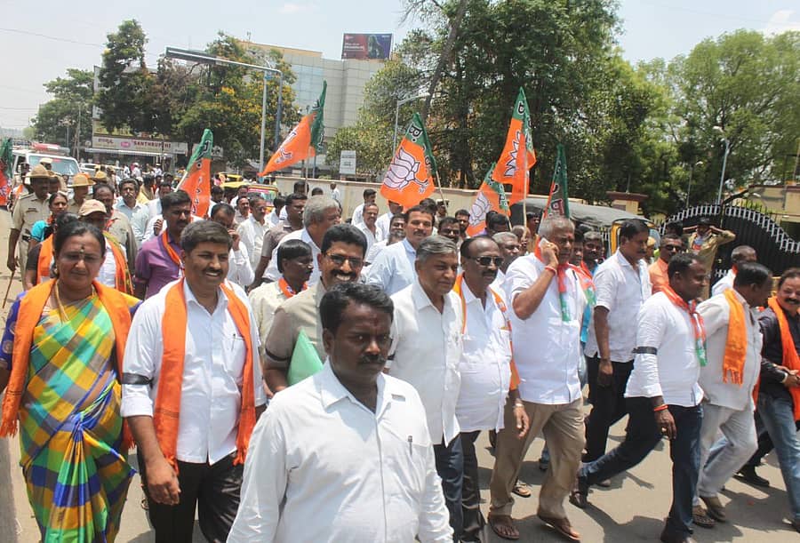 ರಾಜ್ಯ ಸರ್ಕಾರದ ವೈಫಲ್ಯ ಖಂಡಿಸಿ ಕೋಲಾರದಲ್ಲಿ ಸೋಮವಾರ ಧರಣಿ ನಡೆಸಿದ ಬಿಜೆಪಿ ಕಾರ್ಯಕರ್ತರು ಜಿಲ್ಲಾಧಿಕಾರಿ ಕಚೇರಿವರೆಗೆ ಮೆರವಣಿಗೆ ಹೋದರು.