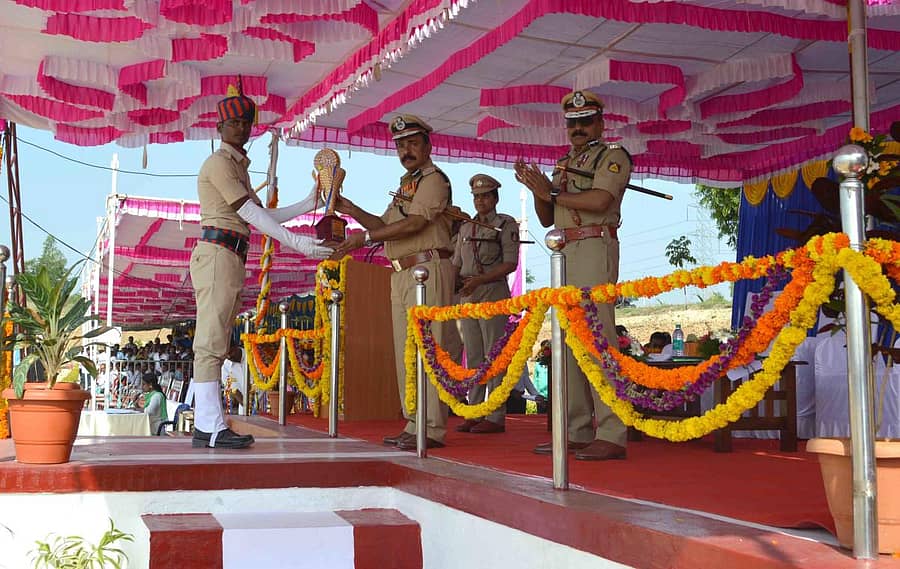 ಹಾಸನದಲ್ಲಿ ನಡೆದ ಪೊಲೀಸ್‌ ಪ್ರಶಿಕ್ಷಣಾರ್ಥಿಗಳ ನಿರ್ಗಮನ ಪಥ ಸಂಚಲನದಲ್ಲಿ ಐಜಿಪಿ ಕಿಶೋರ್‌ ಚಂದ್ರ ಅವರು ಉತ್ತಮ ಪ್ರಶಿಕ್ಷಣಾರ್ಥಿಗೆ ಬಹುಮಾನ ವಿತರಿಸಿದರು.