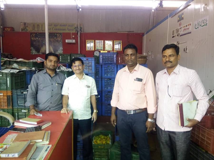 ಬೀದರ್ನ ಹಣ್ಣಿನ ದಾಸ್ತಾನು ಮಳಿಗೆ ಮೇಲೆ ದಾಳಿ ನಡೆಸಿದ ಆಹಾರ ಸುರಕ್ಷತೆ ಮತ್ತು ಗುಣಮಟ್ಟ ಪ್ರಾಧಿಕಾರದ ಜಿಲ್ಲಾ ಅಂಕಿತ ಅಧಿಕಾರಿ ಡಾ.ಶಿವಶಂಕರ ನೇತೃತ್ವದ ಸಿಬ್ಬಂದಿ