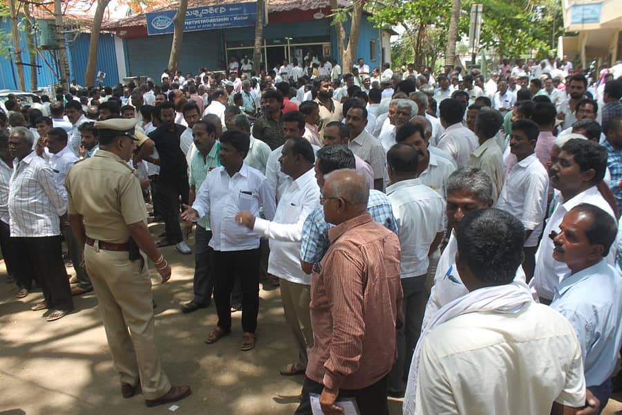 ಕೋಚಿಮುಲ್ ಆಡಳಿತ ಮಂಡಳಿ ನಿರ್ದೇಶಕರ ಸ್ಥಾನದ ಚುನಾವಣೆಗೆ ನಾಮಪತ್ರ ಸಲ್ಲಿಕೆ ಪ್ರಕ್ರಿಯೆ ನಡೆದ ಕೋಲಾರದ ಉಪ ವಿಭಾಗಾಧಿಕಾರಿ ಕಚೇರಿ ಬಳಿ ಸೋಮವಾರ ವಿವಿಧ ರಾಜಕೀಯ ಪಕ್ಷಗಳ ಕಾರ್ಯಕರ್ತರು ಹೆಚ್ಚಿನ ಸಂಖ್ಯೆಯಲ್ಲಿ ಜಮಾಯಿಸಿದ್ದರು.