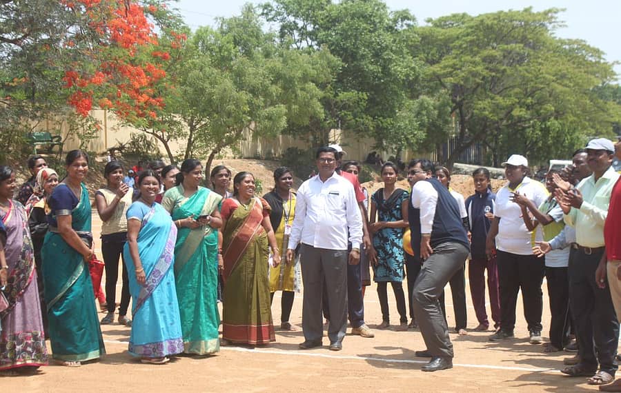 ಬೆಂಗಳೂರು ಉತ್ತರ ವಿ.ವಿ ಕುಲಸಚಿವ ಎಂ.ಎಸ್.ರೆಡ್ಡಿ ಕೋಲಾರದಲ್ಲಿ ಸೋಮವಾರ ಥ್ರೋಬಾಲ್ ಆಟವಾಡುವ ಮೂಲಕ ಅಂತರ ಕಾಲೇಜು ಪ್ರಥಮ ಮಹಿಳಾ ಕ್ರೀಡಾಕೂಟಕ್ಕೆ ಚಾಲನೆ ನೀಡಿದರು.