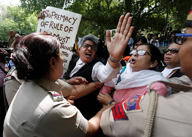 ಲೈಂಗಿಕ ದೌರ್ಜನ್ಯ ಪ್ರಕರಣದಲ್ಲಿ ಸುಪ್ರೀಂ ಕೋರ್ಟ್ ಆಂತರಿಕ ಸಮಿತಿಯು ಸಿಜೆಐ ರಂಜನ್ ಗೊಗೊಯಿ ಅವರಿಗೆ ಕ್ಲೀನ್ ಚಿಟ್ ನೀಡಿದ್ದನ್ನು ವಿರೋಧಿಸಿ ಸುಪ್ರೀಂ ಕೋರ್ಟ್ ಎದುರು ಮಂಗಳವಾರ ನಡೆದ ಪ್ರತಿಭಟನೆ