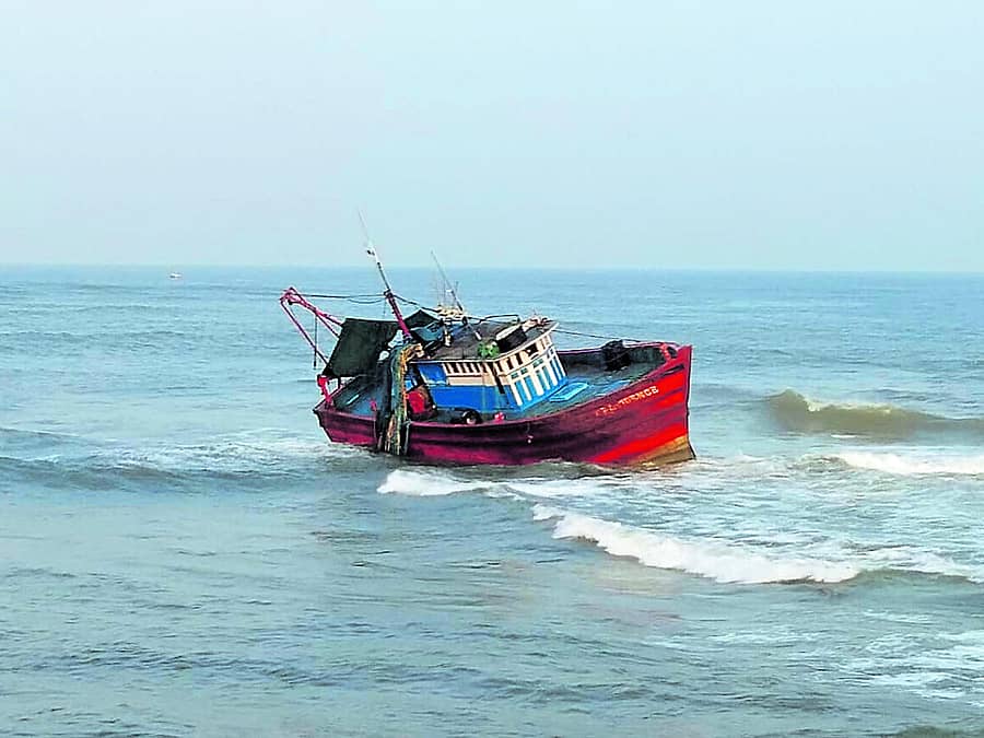 ಉಳ್ಳಾಲದ ಅಳಿವೆಬಾಗಿಲು ಬಳಿ ಸೋಮವಾರ ಬೆಳಿಗ್ಗೆ ಸಮುದ್ರದಲ್ಲಿ ಮುಳುಗುತ್ತಿರುವ ‘ಪ್ರಾವಿಡೆನ್ಸ್’ ಹೆಸರಿನ ಮೀನುಗಾರಿಕಾ ದೋಣಿ