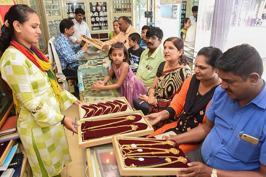 ಅಕ್ಷಯ ತೃತೀಯಾ ಅಂಗವಾಗಿ ದಾವಣಗೆರೆಯ ರಾಯ್ಕರ್‌ ಮಳಿಗೆಯಲ್ಲಿ ಗ್ರಾಹಕರು ಮಂಗಳವಾರ ಚಿನ್ನ ಖರೀದಿಸಿದರು