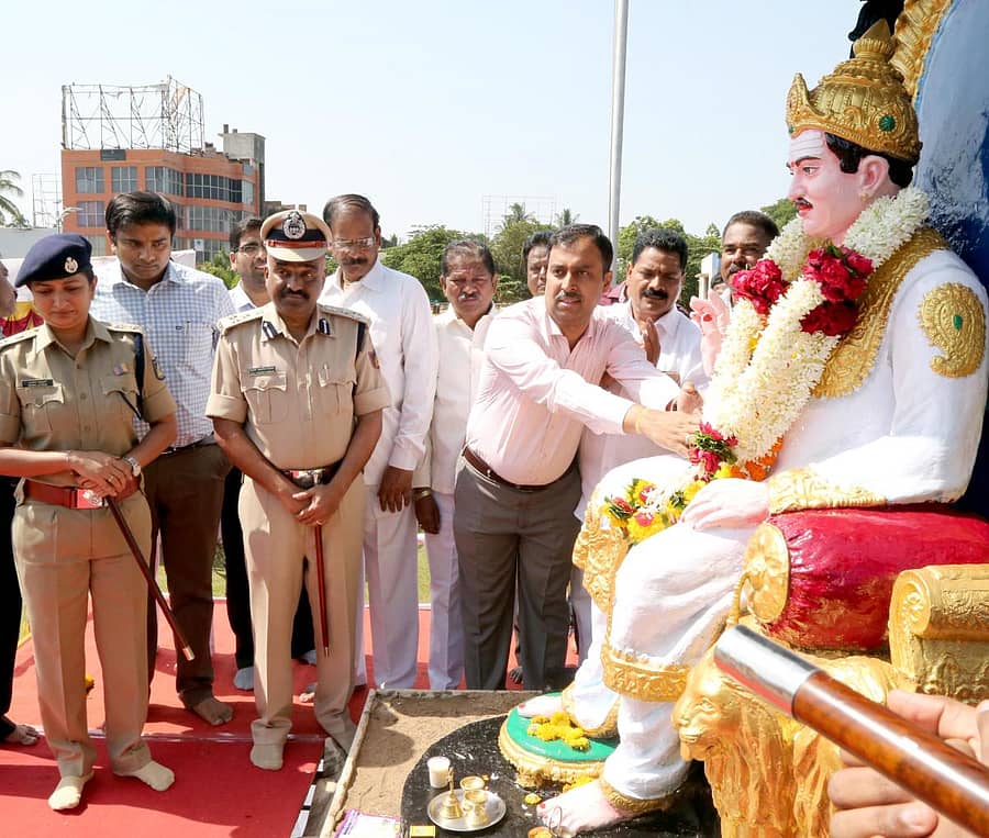 ಬೆಳಗಾವಿಯಲ್ಲಿ ಬಸವೇಶ್ವರ ಜಯಂತಿ ಅಂಗವಾಗಿ ಅವರ ಪ್ರತಿಮೆಗೆ ಜಿಲ್ಲಾಧಿಕಾರಿ ಡಾ.ಆರ್. ವಿಶಾಲ್ ಮಾಲಾರ್ಪಣೆ ಮಾಡಿದರು