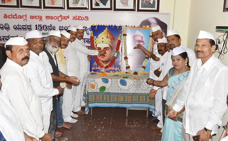 ಶಿವಮೊಗ್ಗ ಜಿಲ್ಲಾ ಕಾಂಗ್ರೆಸ್ ಕಚೇರಿಯಲ್ಲಿ ಮಂಗಳವಾರ ನಡೆದ ಹರ್ಡೇಕರ್ ಜಯಂತಿ ಕಾರ್ಯಕ್ರಮದಲ್ಲಿ ಮುಖಂಡರು ಅವರ ಭಾವಚಿತ್ರಕ್ಕೆ ಪುಷ್ಪನಮನ ಸಲ್ಲಿಸಿದರು.