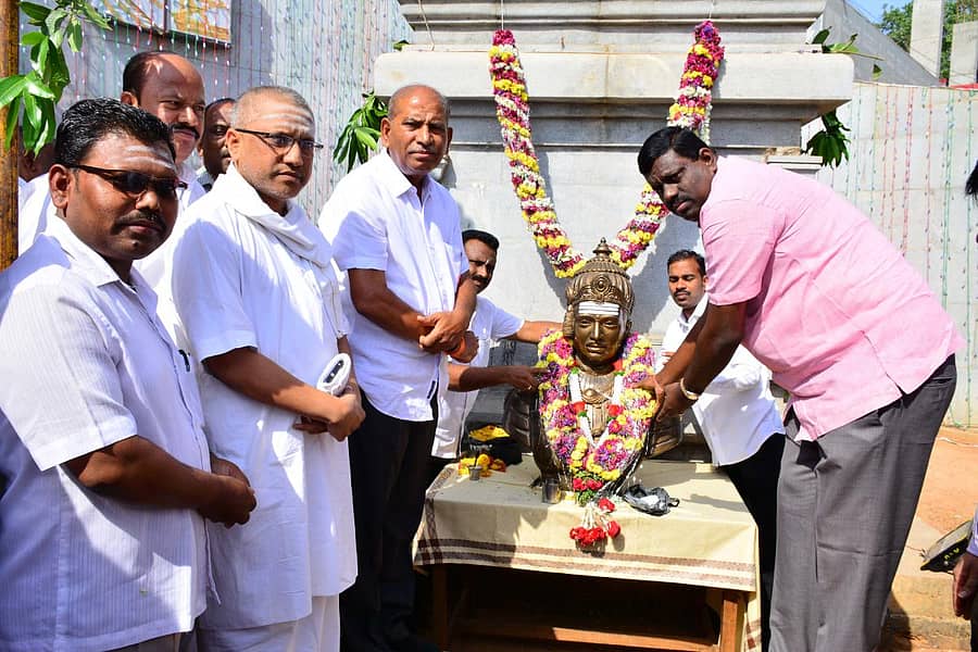 ಕೊಪ್ಪಳದ ಬಸವೇಶ್ವರ ವೃತ್ತದಲ್ಲಿ ಮಂಗಳವಾರ ಬಸವ ಜಯಂತಿ ಅಂಗವಾಗಿ ಸಂಸದ ಸಂಗಣ್ಣ ಕರಡಿ ಹಾಗೂ ಶಾಸಕ ಕೆ.ರಾಘವೇಂದ್ರ ಹಿಟ್ನಾಳ ಬಸವೇಶ್ವರರ ಪುತ್ಥಳಿಗೆ ಮಾಲಾರ್ಪಣೆ ಮಾಡಿದರು. ಬಸವಜ್ಞಾನ ಗುರುಕುಲದ ಡಾ.ಈಶ್ವರ ಮಂಟೂರು ಇದ್ದರು