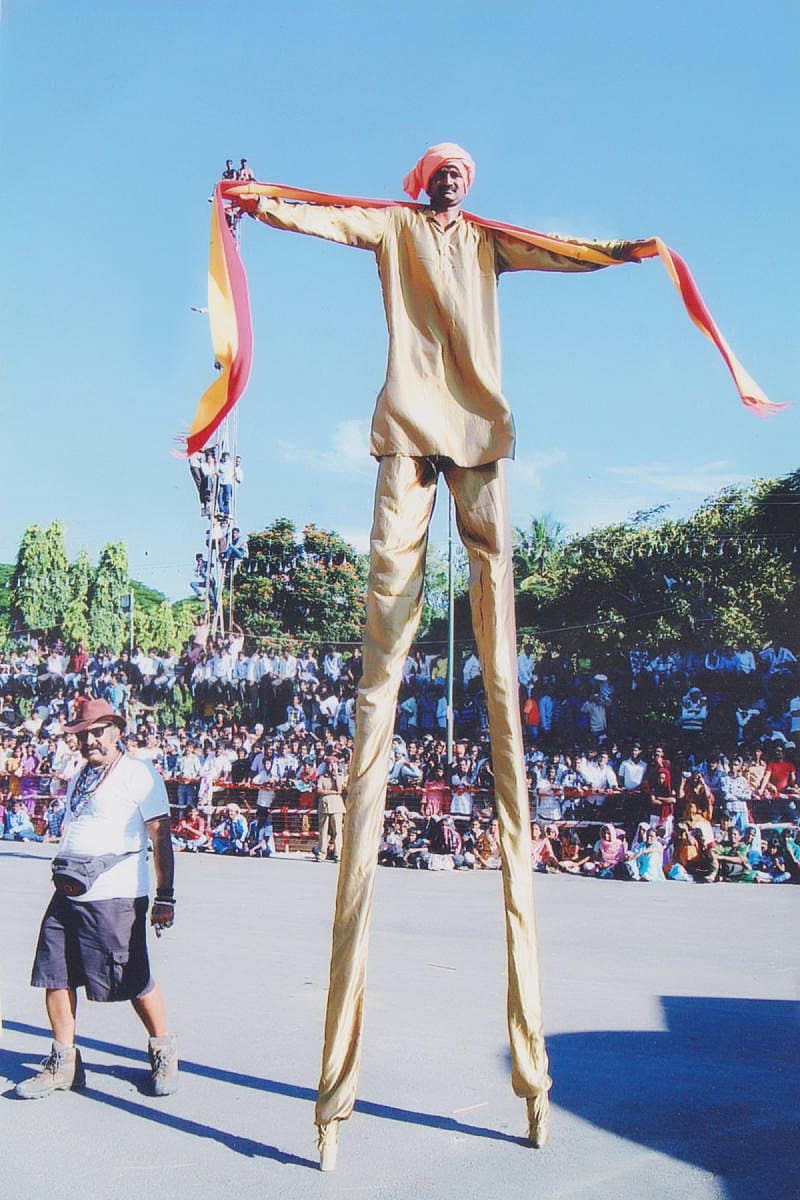 ನಂಜನಗೂಡಿನ ತಾಯೂರು ಗ್ರಾಮದ ಮರಗಾಲು ಕಲಾವಿದ ಸಿದ್ದರಾಜು ಮೈಸೂರು ದಸರಾ ಮೆರವಣಿಗೆಯಲ್ಲಿ ಶ್ರೀ ಸಾಮಾನ್ಯನ ವೇಷಧಾರಿಯಾಗಿ ಪ್ರದರ್ಶನ ನೀಡುತ್ತಿರುವುದು