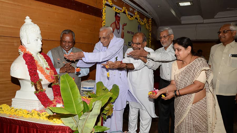 ನಿವೃತ್ತ ನ್ಯಾಯಮೂರ್ತಿ ಎಚ್.ಎನ್.ನಾಗಮೋಹನ್ ದಾಸ್, ಸ್ವಾತಂತ್ರ್ಯ ಹೋರಾಟಗಾರ ಎಚ್.ಎಸ್.ದೊರೆಸ್ವಾಮಿ, ಎಸ್.ಜಿ.ಸಿದ್ಧರಾಮಯ್ಯ, ಎಂ.ಎಸ್.ಆಶಾದೇವಿ, ಎಸ್.ಎಂ.ಜಾಮದಾರ, ಜಾಗತಿಕ ಲಿಂಗಾಯತ ಮಹಾಸಭಾ ರಾಷ್ಟ್ರೀಯ ಪ್ರಧಾನ ಕಾರ್ಯದರ್ಶಿ ಜಿ.ಬಿ.ಪಾಟೀಲ ಅವರು ಬಸವಣ್ಣನವರ ಪುತ್ಥಳಿಗೆ ಪುಷ್ಪ ನಮನ ಸಲ್ಲಿಸಿದರು –ಪ್ರಜಾವಾಣಿ ಚಿತ್ರ