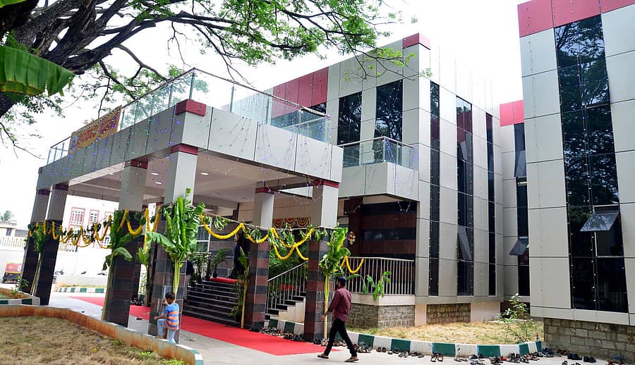 ಮೈಸೂರು ರಸ್ತೆ ಬ್ಯಾಟರಾಯನಪುರ ಪೊಲೀಸ್‌ ಠಾಣೆ ಬಳಿ ನಿರ್ಮಾಣವಾಗಿರುವ ಅಬಕಾರಿ ಇಲಾಖೆ ನೂತನ ಕಟ್ಟಡ –ಪ್ರಜಾವಾಣಿ ಚಿತ್ರ