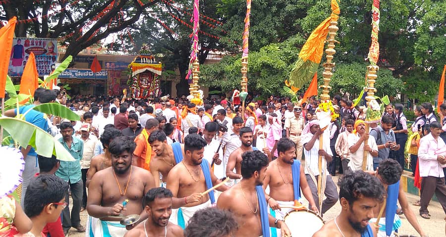 ಬಸವಣ್ಣ ದೇವರ ರಥೋತ್ಸವದಲ್ಲಿ ಭಾಗವಹಿಸಿದ್ದ ಜನಸಮೂಹ