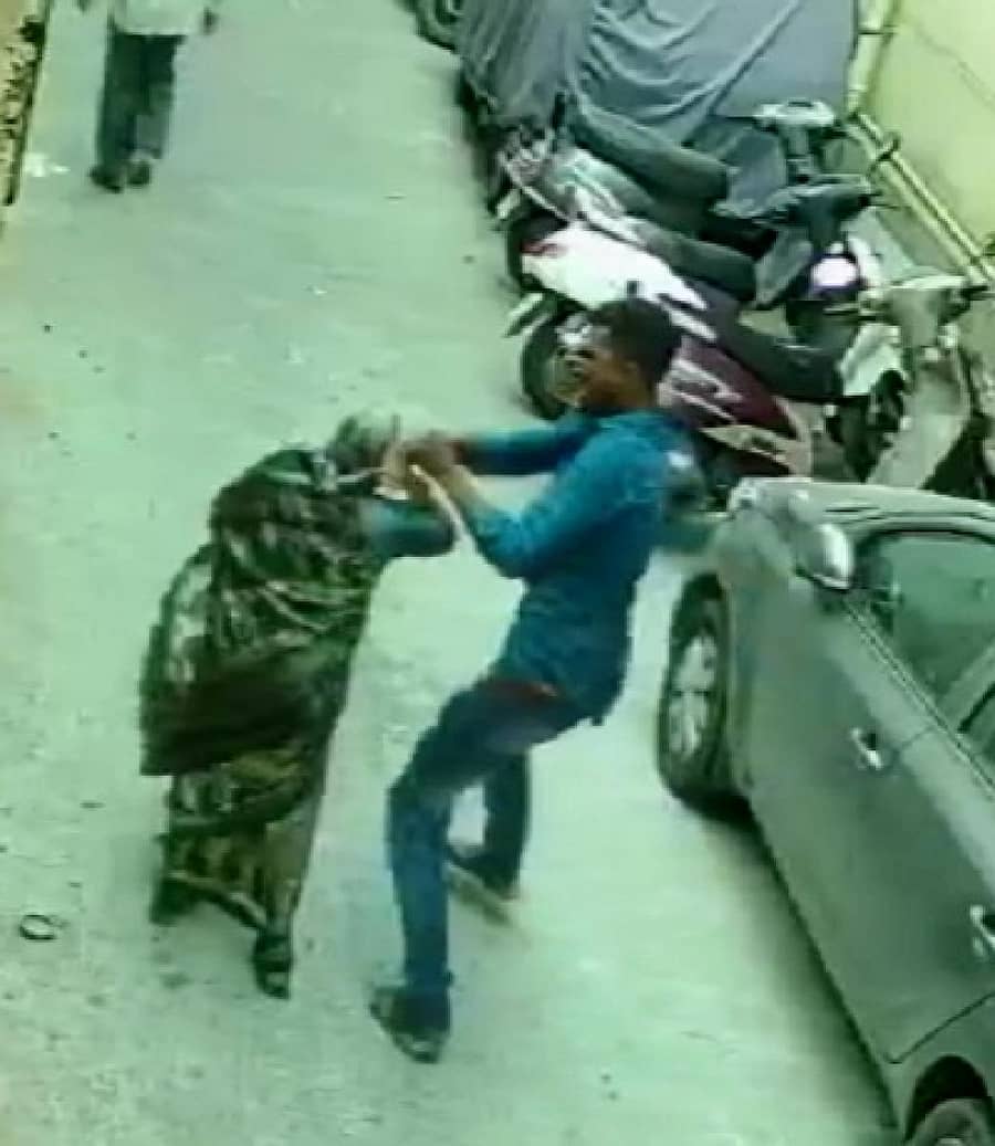 ವೃದ್ಧೆಯಿಂದ ಸರ ಕೀಳುತ್ತಿರುವ ದೃಶ್ಯ