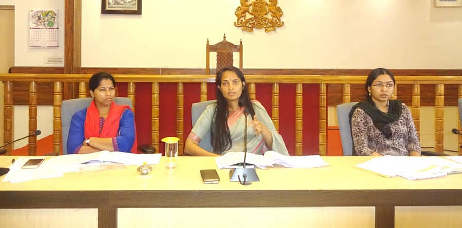 ಮಡಿಕೇರಿಯ ಜಿಲ್ಲಾಧಿಕಾರಿ ಕಚೇರಿ ಸಭಾಂಗಣದಲ್ಲಿ ಬುಧವಾರ ನಡೆದ ಸಭೆಯಲ್ಲಿ ಜಿಲ್ಲಾಧಿಕಾರಿ ಅನೀಸ್ ಕಣ್ಮಣಿ ಜಾಯ್ ಅವರು ಮಾತನಾಡಿದರು. ಜಿಲ್ಲಾ ಪೊಲೀಸ್ ವರಿಷ್ಠಾಧಿಕಾರಿ ಸುಮನ್ ಡಿ. ಪೆನ್ನೇಕರ್, ಜಿಲ್ಲಾ ಪಂಚಾಯಿತಿ ಸಿಇಒ ಕೆ.ಲಕ್ಷ್ಮಿಪ್ರಿಯಾ ಹಾಜರಿದ್ದರು