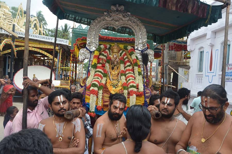 ಮೇಲುಕೋಟೆ ಯತಿರಾಜ ರಾಮಾನುಜರ ರಥೋತ್ಸವದ ವೇಳೆ ಗೋವಿಂದರಾಜಮುಡಿ ಅಲಂಕಾರದೊಂದಿಗೆ ಉತ್ಸವ ನೆರವೇರಿತು