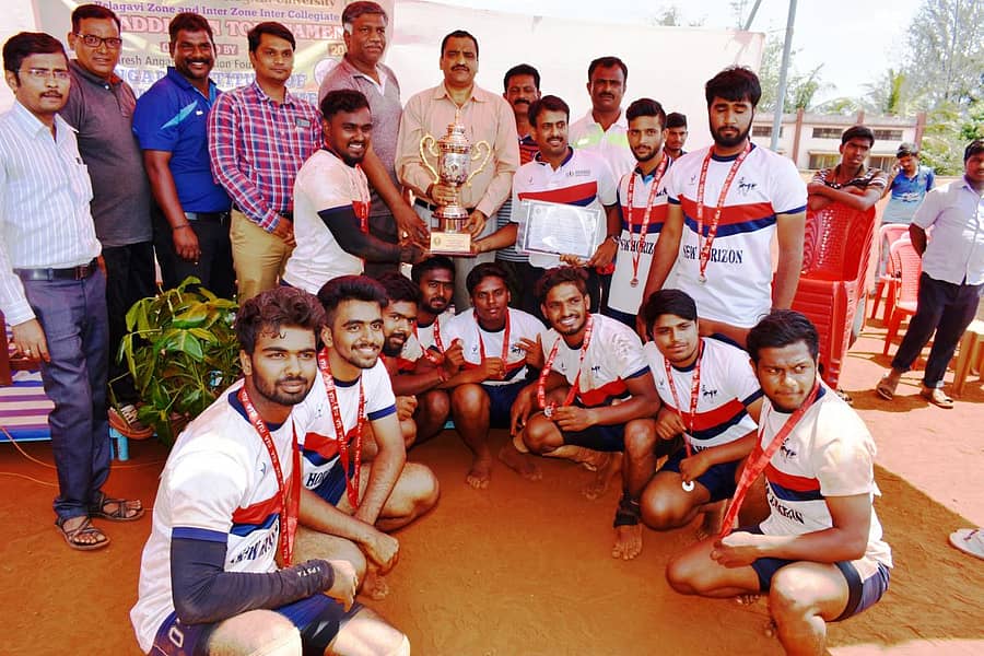 ಬೆಳಗಾವಿಯಲ್ಲಿ ಮಂಗಳವಾರ ಮುಕ್ತಾಯವಾದ ವಿಟಿಯು ಅಂತರವಲಯ ಮಟ್ಟದ ಕಬಡ್ಡಿ ಟೂರ್ನಿಯಲ್ಲಿ ಚಾಂಪಿಯನ್ ಆದ ಬೆಂಗಳೂರಿನ ನ್ಯೂ ಹಾರಿಜೋನ್ ಎಂಜಿನಿಯರಿಂಗ್ ಕಾಲೇಜು ತಂಡದೊಂದಿಗೆ ಗಣ್ಯರು