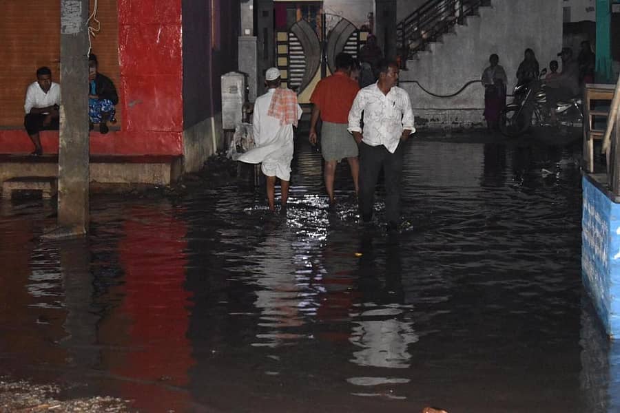 ಕೋಲಾರದಲ್ಲಿ ಮಂಗಳವಾರ ರಾತ್ರಿ ಧಾರಾಕಾರ ಮಳೆ ಸುರಿದಿದ್ದರಿಂದ ಬಡಾವಣೆಯೊಂದರ ರಸ್ತೆಯಲ್ಲಿ ನೀರು ನಿಂತು ಜನರ ಓಡಾಟಕ್ಕೆ ಸಮಸ್ಯೆಯಾಯಿತು.