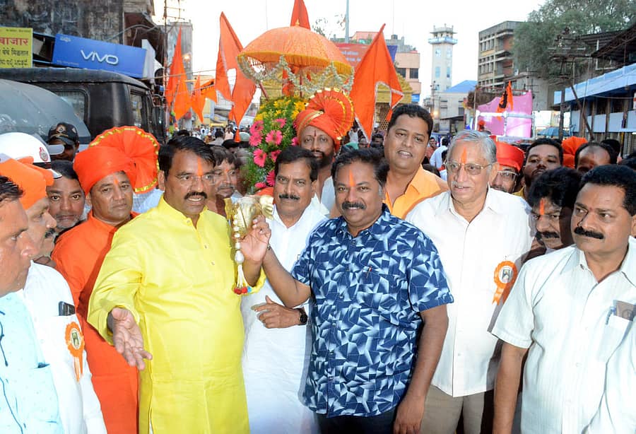 ಶಿವಾಜಿ ಜಯಂತಿ ಮೆರವಣಿಗೆಯಲ್ಲಿ ಪಲ್ಲಕ್ಕಿ ಹೊತ್ತು ಗಮನಸೆಳೆದ ಸಂಸದ ಸುರೇಶ ಅಂಗಡಿ ಹಾಗೂ ಶಾಸಕರಾದ ಅಭಯ ಪಾಟೀಲ, ಅನಿಲ ಬೆನೆಕೆ