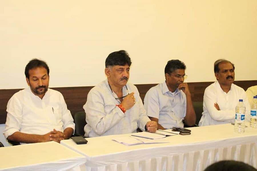 ಕುಂದಗೋಳ ಉಪ ಚುನಾವಣೆಗೆ ಸಂಬಂಧಿಸಿದಂತೆ ಹುಬ್ಬಳ್ಳಿಯ ರೆಸಾರ್ಟ್ನಲ್ಲಿ ಸಚಿವ ಡಿ.ಕೆ. ಶಿವಕುಮಾರ್ ನೇತೃತ್ವದಲ್ಲಿ ಬುಧವಾರ ಸಭೆ ನಡೆಯಿತು. ಸಚಿವ ಸತೀಶ ಜಾರಕಿಹೊಳಿ, ಶಾಸಕ ಪ್ರಸಾದ್ ಅಬ್ಬಯ್ಯ ಇದ್ದಾರೆ–