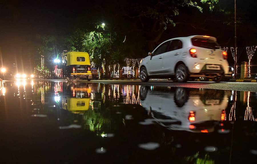 ಮಳೆ ನಿಂತು ಹೋದ ಮೇಲೆ...ಮೈಸೂರಿನಲ್ಲಿ ಬುಧವಾರ ಮಳೆ ಸುರಿದ ಬಳಿಕ ಜಿಲ್ಲಾಧಿಕಾರಿ ಕಚೇರಿ ಹಿಂಭಾಗದ ರಸ್ತೆಯಲ್ಲಿ ಚಲಿಸಿದ ವಾಹನಗಳು ನಿಂತ ನೀರಿನಲ್ಲಿ ಪ್ರತಿಫಲಿಸಿದವು
