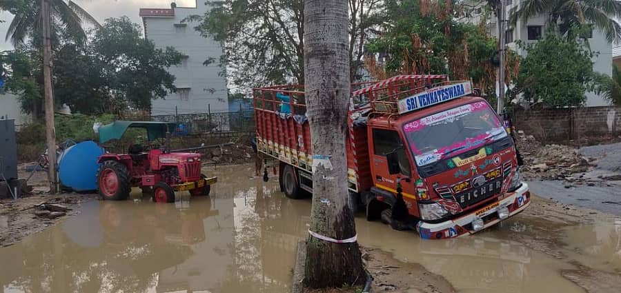 ಕ್ಲಾಸಿಕ್ ಪ್ಯಾರಡೈಸ್ ಬಡಾವಣೆಯ ಮುಖ್ಯ ರಸ್ತೆಯಲ್ಲಿ ನೀರು ನಿಂತಿದ್ದರಿಂದ ವಾಹನಗಳು ಕೆಸರಿನಲ್ಲಿ ಸಿಲುಕಿದವು