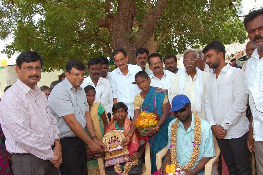 ಶಿರಾ ತಾಲ್ಲೂಕಿನ ದ್ವಾರನಕುಂಟೆ ಗ್ರಾಮದಲ್ಲಿ ಬುಧವಾರ ಡಿ.ಕೆ.ಕೊಟೇಶನ ಮನೆಗೆ ಸಮಾಜ ಸೇವಕ ಡಾ.ಸಿ.ಎಂ.ರಾಜೇಶ್ ಗೌಡ ಭೇಟಿ ವಿದ್ಯಾರ್ಥಿಯನ್ನು ಸನ್ಮಾನಿಸಿ ಆರ್ಥಿಕ ನೆರವು ನೀಡಿದರು.