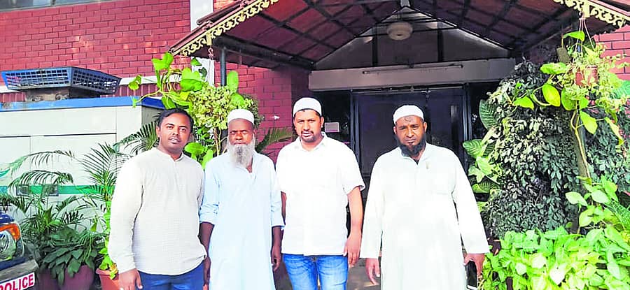 ದೂರು ನೀಡಲು ಪರಿಚಯಸ್ಥರ ಜೊತೆ ಉಪ್ಪಾರಪೇಟೆ ಠಾಣೆಗೆ ಬಂದಿದ್ದ ರಿಯಾಜ್ (ಎಡದಿಂದ ಎರಡನೆಯವರು)