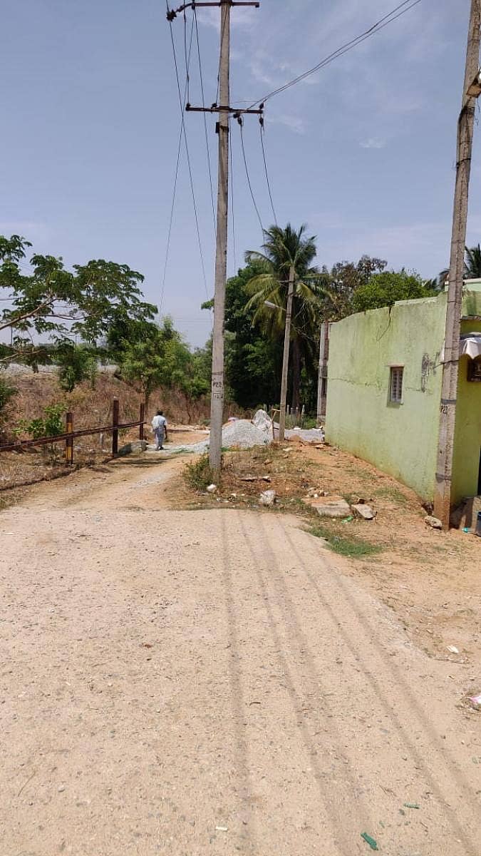 ಬಿಡದಿಯ ಹೊಂಬಯ್ಯ ಬಡಾವಣೆಯಲ್ಲಿ ರಸ್ತೆ ಮಧ್ಯದಲ್ಲೇ ವಿದ್ಯುತ್‌ ಕಂಬಗಳಿವೆ