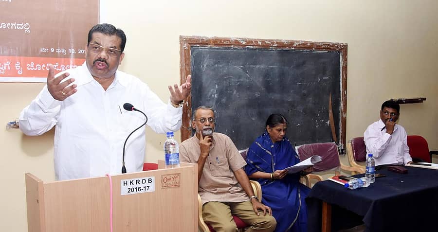 ವಿಚಾರ ಸಂಕಿರಣ ಉದ್ಘಾಟನೆ ಸಮಾರಂಭದಲ್ಲಿ ಗುಲಬರ್ಗಾ ವಿ.ವಿ. ಕುಲಪತಿ ಪ್ರೊ.ಎಸ್.ಆರ್.ನಿರಂಜನ ಮಾತನಾಡಿದರು. ಪ್ರೊ.ಎಸ್.ವಿ.ಮಂಜುನಾಥ್, ಡಾ.ಜಯಶ್ರೀ ದಂಡೆ, ಮುಷ್ತಾಕ್ ಅಹ್ಮದ್ ಇದ್ದಾರೆ –ಪ್ರಜಾವಾಣಿ ಚಿತ್ರ