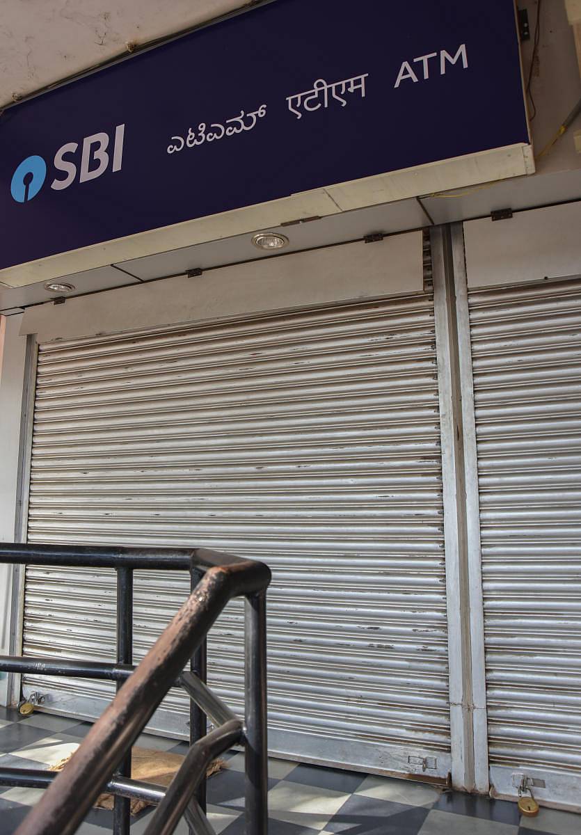 ಬಾಗಿಲು ಮುಚ್ಚಿರುವ ಎಟಿಎಂ