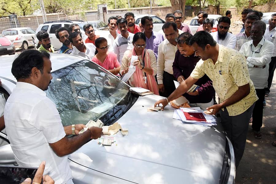 ಉಪನೋಂದಣಾಧಿಕಾರಿ ಕಚೇರಿ ಸಿಬ್ಬಂದಿ ಕಾರಿನಲ್ಲಿಟ್ಟಿದ್ದ ಹಣವನ್ನು ಎಸಿಬಿ ಅಧಿಕಾರಿಗಳು ಎಣಿಸುತ್ತಿರುವ ನೋಟ–ಪ್ರಜಾವಾಣಿ ಚಿತ್ರ