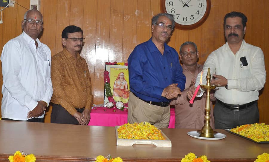 ಬೀದರ್ನ ಜಿಲ್ಲಾಧಿಕಾರಿ ಕಚೇರಿಯಲ್ಲಿ ಆಯೋಜಿಸಿದ್ದ ಶಂಕರಾಚಾರ್ಯರ ಜಯಂತಿ ಕಾರ್ಯಕ್ರಮವನ್ನು ಬೀದರ್ ಉಪ ವಿಭಾಗಾಧಿಕಾರಿ ಡಾ.ಶಂಕರ ವಣಕ್ಯಾಳ ಉದ್ಘಾಟಿಸಿದರು
