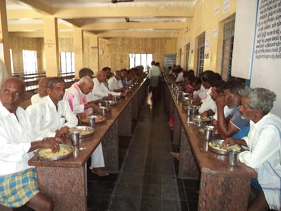ಮುಜರಾಯಿ ಇಲಾಖೆಯವತಿಯಿಂದ ಗುರುವಾರ ಪ್ರಾರಂಭವಾದ ದಾಸೋಹದಲ್ಲಿ ಭಕ್ತರು ಊಟ ಮಾಡಿದರು