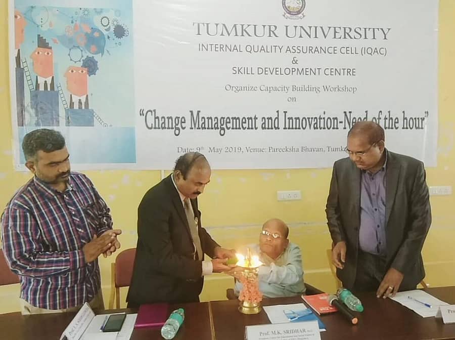 ಭಾರತೀಯ ಸಮಾಜ ವಿಜ್ಞಾನ ಸಂಶೋಧನಾ ಮಂಡಳಿಯ ಹಿರಿಯ ತಜ್ಞ ಪ್ರೊ.ಎಂ.ಕೆ.ಶ್ರೀಧರ್ ಕಾರ್ಯಾಗಾರ ಉದ್ಘಾಟಿಸಿದರು. ಪ್ರೊ.ವೈ.ಎಸ್.ಸಿದ್ದೇಗೌಡ, ಪ್ರೊ.ಕೆ.ಎನ್.ಗಂಗಾ ನಾಯಕ್, ಪ್ರೊ.ಕೆ.ಜಿ.ಪರಶುರಾಮ ಇದ್ದರು