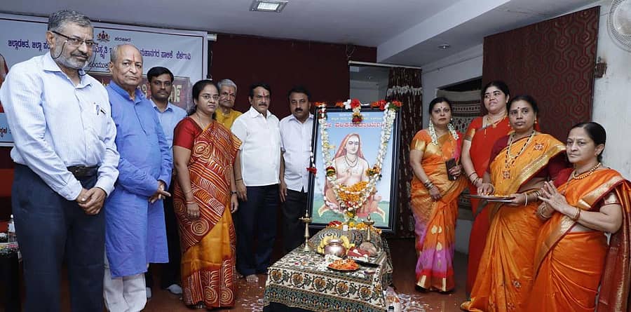 ಬೆಳಗಾವಿಯಲ್ಲಿ ಜಿಲ್ಲಾಡಳಿತದಿಂದ ಗುರುವಾರ ಶಂಕರಾಚಾರ್ಯರ ಜಯಂತಿ ಆಚರಿಸಲಾಯಿತು