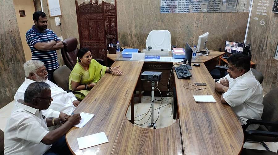 ಕೆಜಿಎಫ್ನ ಅಶೋಕನಗರ ರಸ್ತೆ ವಿಸ್ತರಣೆ ಕಾಮಗಾರಿ ಸಂಬಂಧ ಕೋಲಾರದಲ್ಲಿ ಗುರುವಾರ ನಡೆದ ಸಭೆಯಲ್ಲಿ ಶಾಸಕಿ ಎಂ.ರೂಪಕಲಾ ಲೋಕೋಪಯೋಗಿ ಇಲಾಖೆ ಅಧಿಕಾರಿಗಳೊಂದಿಗೆ ಚರ್ಚಿಸಿದರು.