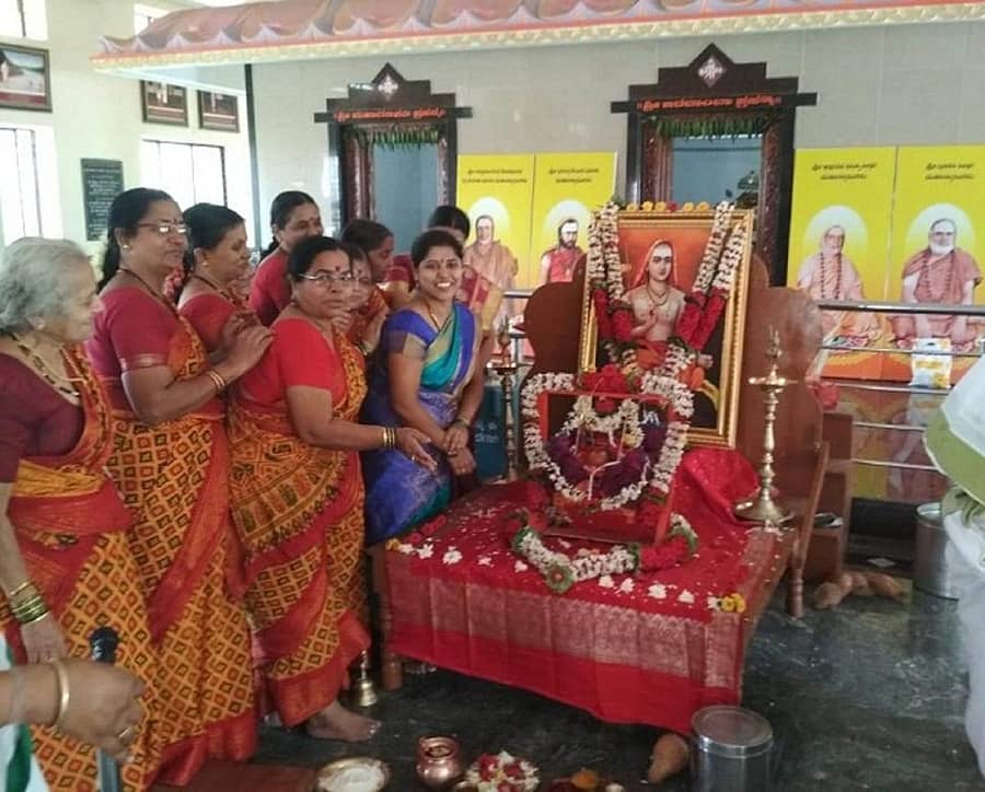 ವಿಜಯಪುರದ ಶಂಕರ ಮಠದಲ್ಲಿ ಗುರುವಾರ ನಡೆದ ಶಂಕರ ಜಯಂತಿಯಲ್ಲಿ ಮಹಿಳಾ ಭಕ್ತರು ಬಾಲ ಶಂಕರನನ್ನು ತೊಟ್ಟಿಲಲ್ಲಿ ಹಾಕಿ ನಾಮಕರಣ ಮಾಡಿ ಸಂಭ್ರಮಿಸಿದರು