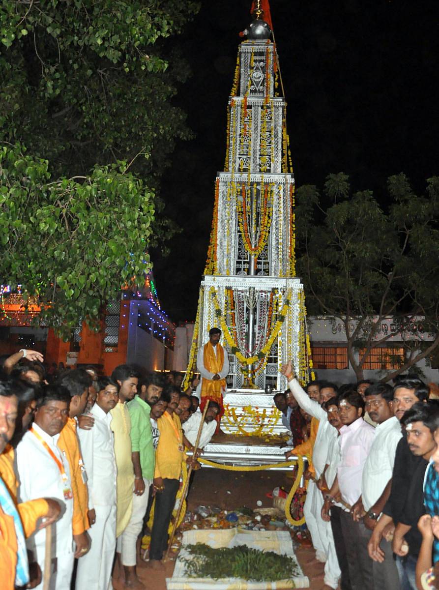 ಬೀದರ್ನ ಚಿದ್ರಿಯಲ್ಲಿ ಬುತ್ತಿ ಬಸವಣ್ಣ ಜಾತ್ರೆ ಪ್ರಯುಕ್ತ ರಥೋತ್ಸವ ನಡೆಯಿತು