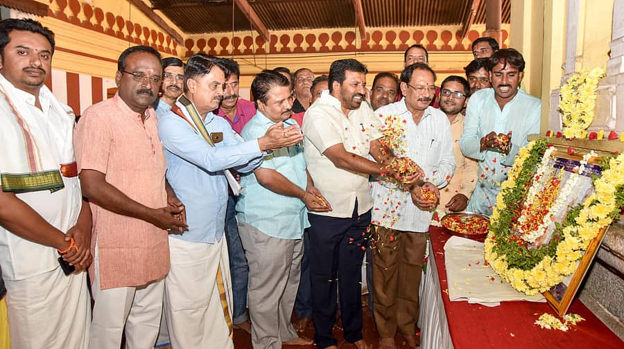 ಅಗ್ರಹಾರದ ತ್ಯಾಗರಾಜ ರಸ್ತೆಯಲ್ಲಿರುವ ವೇಣುಗೋಪಾಲಸ್ವಾಮಿ ದೇವಸ್ಥಾನದಲ್ಲಿ ಶಂಕರಾಚಾರ್ಯರ ಹಾಗೂ ರಾಮಾನುಜಾಚಾರ್ಯರ ಭಾವಚಿತ್ರಗಳಿಗೆ ಶಾಸಕ ಎಲ್.ನಾಗೇಂದ್ರ ಗುರುವಾರ ಪುಷ್ಪರ್ಚನೆ ಸಲ್ಲಿಸಿದರು