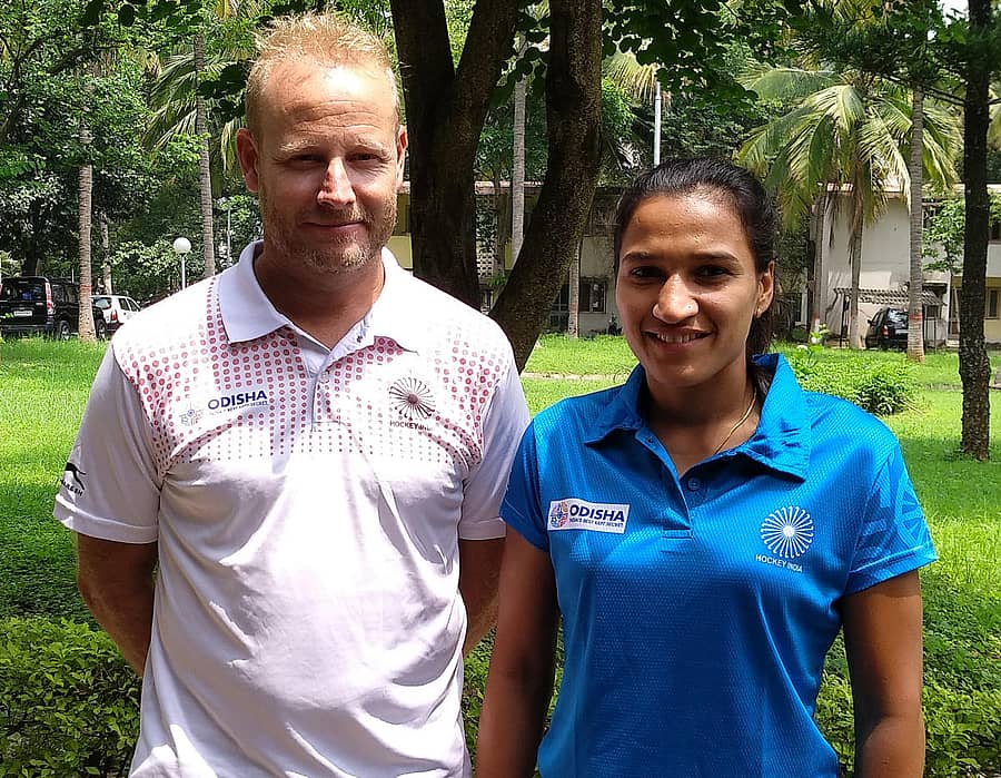 ಮಹಿಳಾ ತಂಡದ ಮುಖ್ಯ ಕೋಚ್ ಶೋರ್ಡ್ ಮ್ಯಾರಿಜ್ (ಎಡ) ಮತ್ತು ನಾಯಕಿ ರಾಣಿ ರಾಂಪಾಲ್