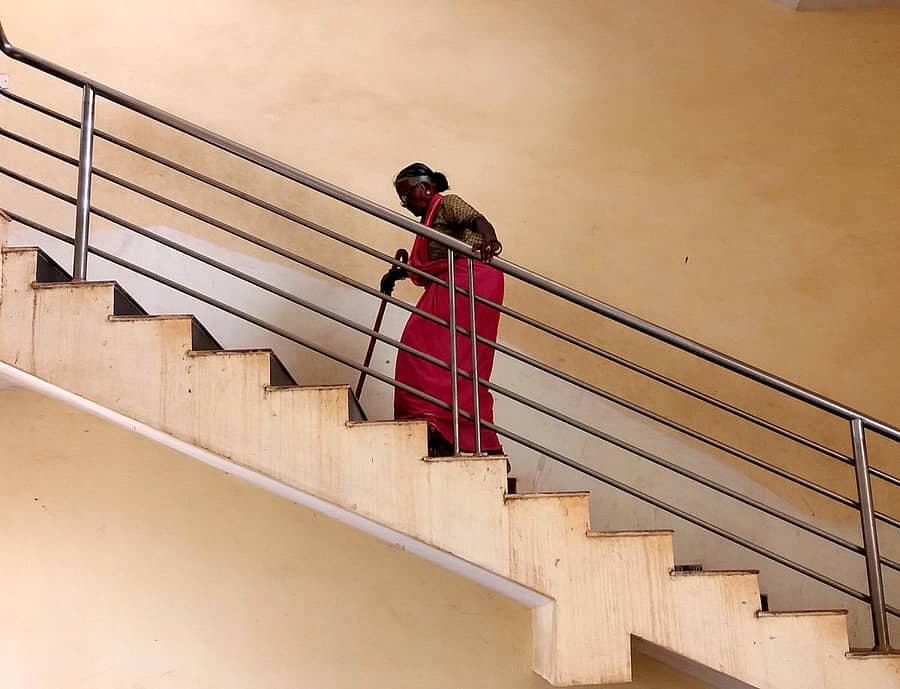 ವಿಜಯಪುರ ಹೋಬಳಿಯ ಹಾರೋಹಳ್ಳಿ ಗ್ರಾಮದ ವೃದ್ಧೆ ಚಿಕ್ಕೀರಮ್ಮ ಪಿಂಚಣಿಗಾಗಿ ತಾಲ್ಲೂಕು ಕಚೇರಿಯ ಮೆಟ್ಟಿಲು ಹತ್ತುತ್ತಿರುವುದು 