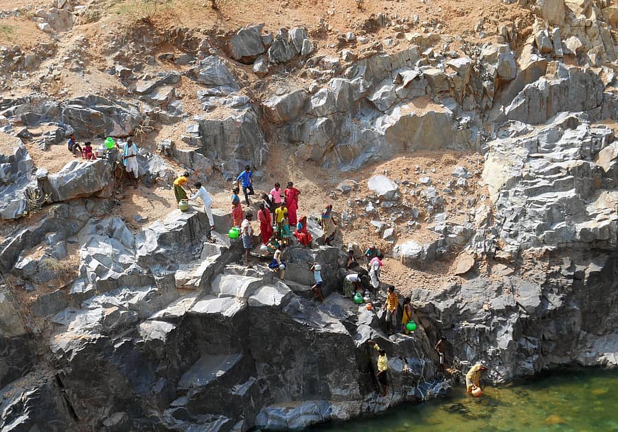 ಲಿಂಗಸುಗೂರು ತಾಲ್ಲೂಕು ಗಲಗಿನವರ ದೊಡ್ಡಿ ಜನರು ನಾರಾಯಣಪುರ ಬಲದಂಡೆ ಮುಖ್ಯ ನಾಲೆಯ 150 ಅಡಿ ಆಳಕ್ಕೆ ಇಳಿದು ನೀರು ತರುತ್ತಿರುವುದು
