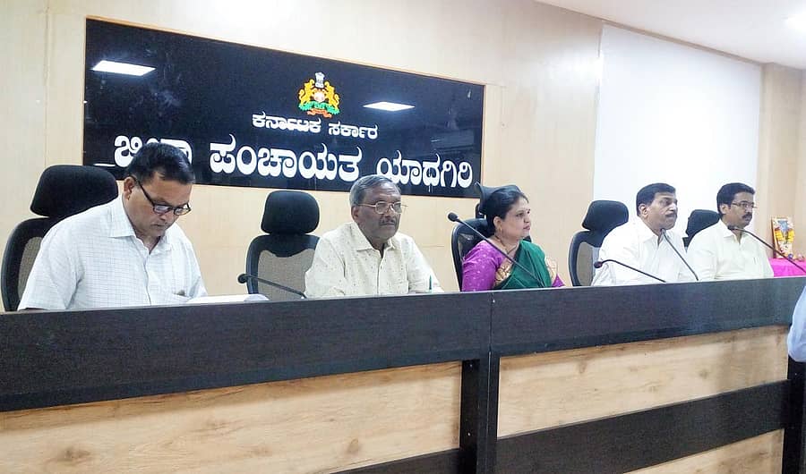 ಯಾದಗಿರಿ ಜಿಲ್ಲಾ ಪಂಚಾಯಿತಿ ಸಭಾಂಗಣದಲ್ಲಿ ಗ್ರಾಮೀಣ ಕುಡಿಯುವ ನೀರು ಸರಬರಾಜು ಹಾಗೂ ನರೇಗಾ ಕುರಿತು ಶುಕ್ರವಾರ ತಾಲ್ಲೂಕುವಾರು ಪ್ರಗತಿ ಪರಿಶೀಲನಾ ಸಭೆ ನಡೆಯಿತು