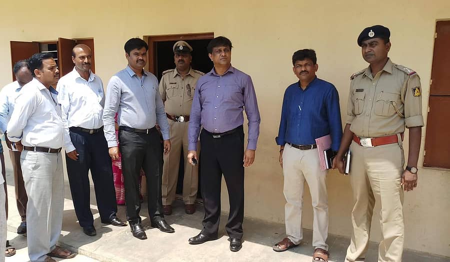 ಕೋಲಾರದ ಗೋಕುಲ ಕಾಲೇಜಿನಲ್ಲಿ ಕೋಚಿಮುಲ್ ಆಡಳಿತ ಮಂಡಳಿಯ ನಿರ್ದೇಶಕರ ಸ್ಥಾನಕ್ಕೆ ಚುನಾವಣೆ ನಡೆಯಲಿದ್ದು, ಜಿಲ್ಲಾಧಿಕಾರಿ ಜೆ.ಮಂಜುನಾಥ್ ಶುಕ್ರವಾರ ಚುನಾವಣಾ ಸಿದ್ಧತೆ ಪರಿಶೀಲಿಸಿದರು.