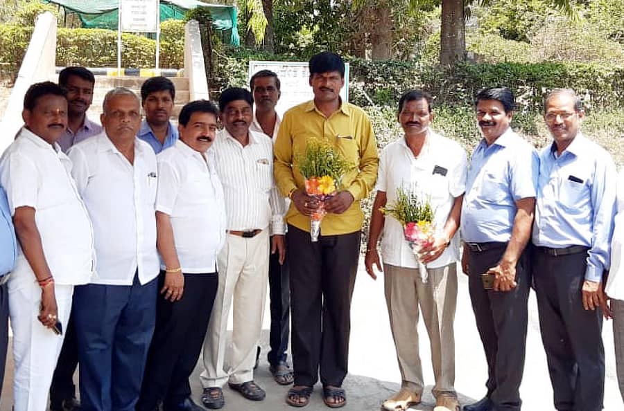 ಶಿವಮೊಗ್ಗ ಹಾಲು ಒಕ್ಕೂಟದ ಅಧ್ಯಕ್ಷ, ಉಪಾಧ್ಯಕ್ಷರಾಗಿ ಶುಕ್ರವಾರ ಆಯ್ಕೆಯಾದ ಆನಂದ್, ಬಸಪ್ಪ ಅವರನ್ನು ಜೆಡಿಎಸ್–ಕಾಂಗ್ರೆಸ್ ಮುಖಂಡರು ಅಭಿನಂದಿಸಿದರು.