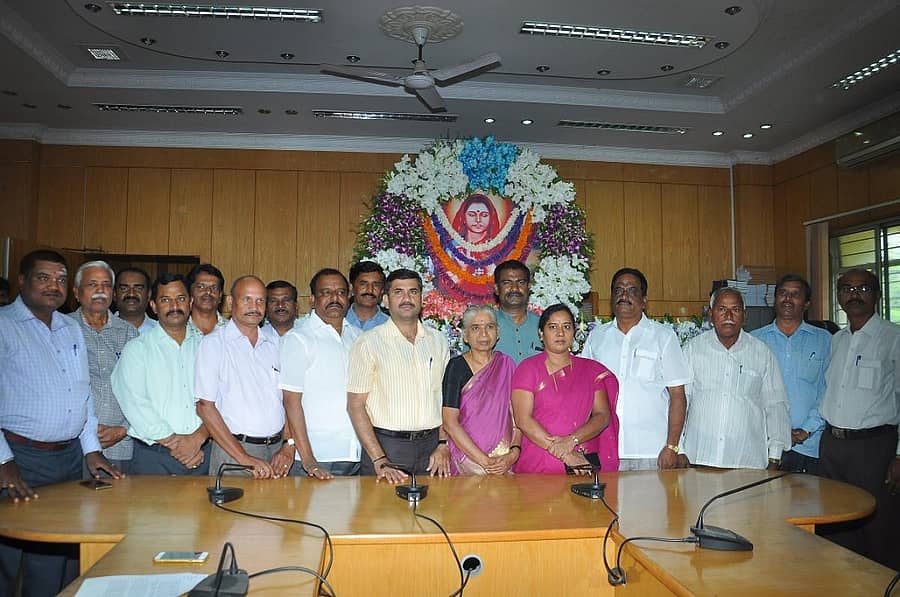 ಜಿಲ್ಲಾಧಿಕಾರಿ ಕಚೇರಿಯಲ್ಲಿ ಹೇಮರಡ್ಡಿ ಮಲ್ಲಮ್ಮ ಜಯಂತಿ ಆಚರಣೆ ಮಾಡಲಾಯಿತು. ನಾಗರಾಜು, ಬಾ.ಹ.ರಮಾಕುಮಾರಿ, ವೆಂಕಟರೆಡ್ಡಿ ರಾಮರೆಡ್ಡಿ ಇದ್ದರು