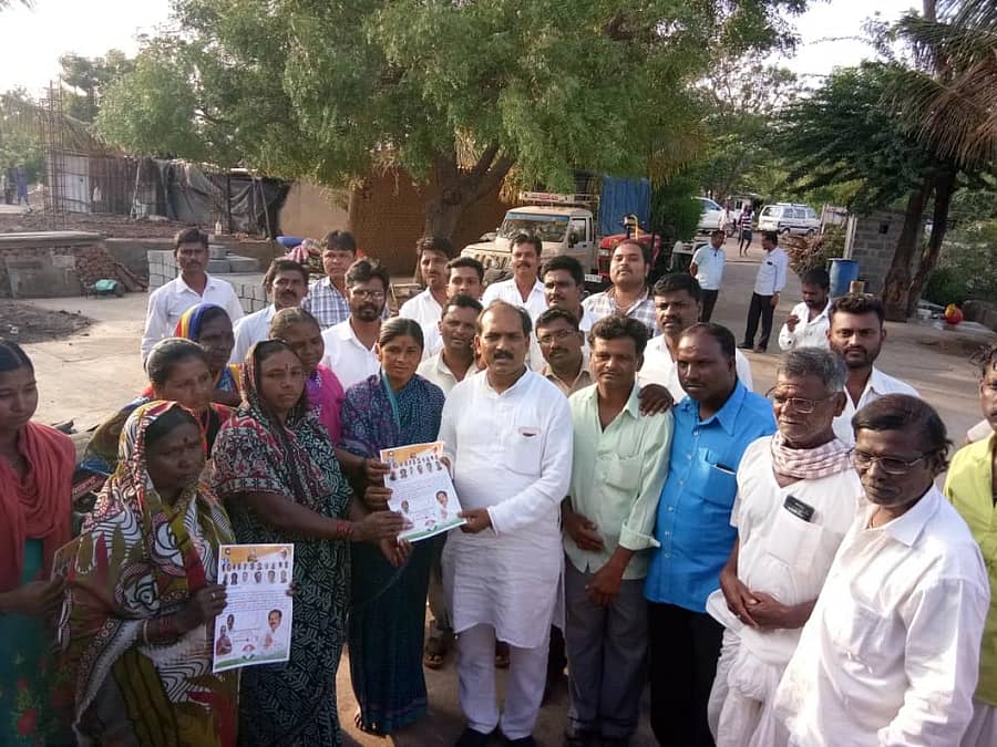 ಕುಂದಗೋಳ ಕ್ಷೇತ್ರದ ಕಾಂಗ್ರೆಸ್ ಅಭ್ಯರ್ಥಿ ಕುಸುಮಾ ಶಿವಳ್ಳಿ ಪರ ಶಾಸಕ ಪ್ರಸಾದ ಅಬ್ಬಯ್ಯ ಮತಯಾಚಿಸಿದರು- 